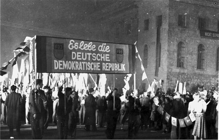 Fackelzug zur Gründung der DDR