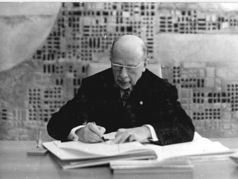 Der Vorsitzende des Staatsrates der DDR, Walter Ulbricht, unterzeichnet die neue Verfassung der DDR.