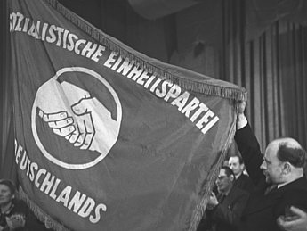 Walter Ulbricht (2.v.r.), Leiter der "Initiativgruppe" des Zentralkomitees der KPD für Berlin, präsentiert am 22. April 1946 im Admiralspalast die neue Fahne der Sozialistischen Einheitspartei Deutschlands (SED).