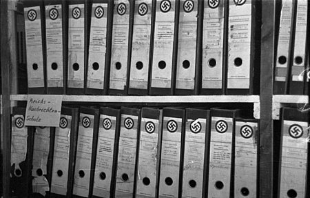 Regal mit nationalsozialistischen Akten im Berlin Document Center, 1947