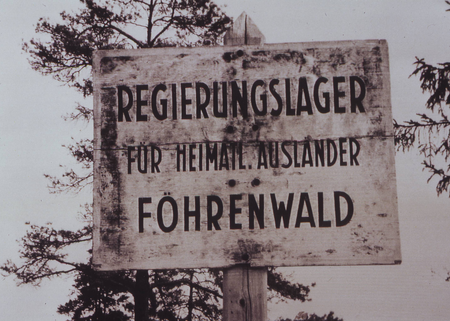 Schild des Lagers für Displaced Persons in Föhrenwald bei Wolfratshausen in Oberbayern, um 1950. 1951 wurde das DP Camp als "Regierungslager für heimatlose Ausländer" unter deutsche Verwaltung gestellt.