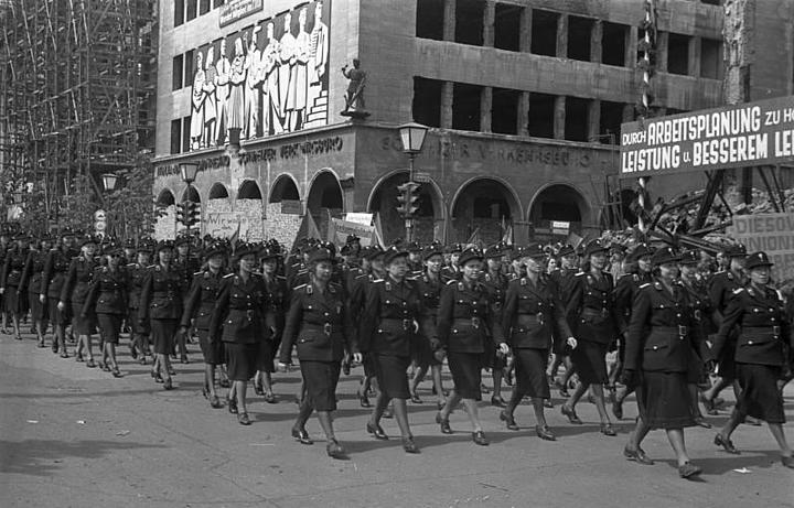 Demonstrationszug der Volkspolizei am 1. Mai 1949