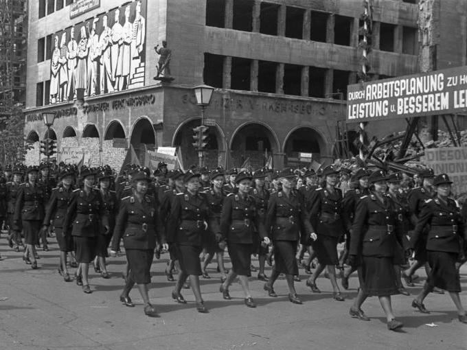 Demonstrationszug der Volkspolizei am 1. Mai 1949