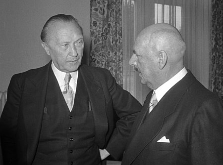 Bundeskanzler Adenauer (links) im Gespräch mit Innenminister Robert Lehr (rechts) am Rande des Festakts zur Eröffnung des Bundesverfassungsgerichts, 28. September 1951