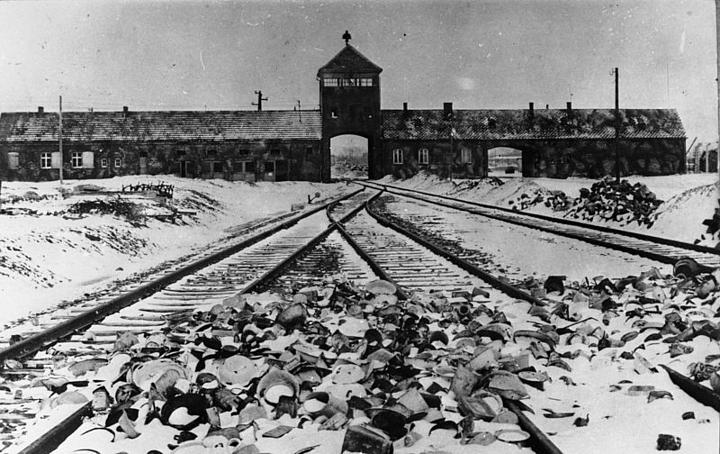 Einfahrtsgebäude des Konzentrationslagers Auschwitz-Birkenau 1945