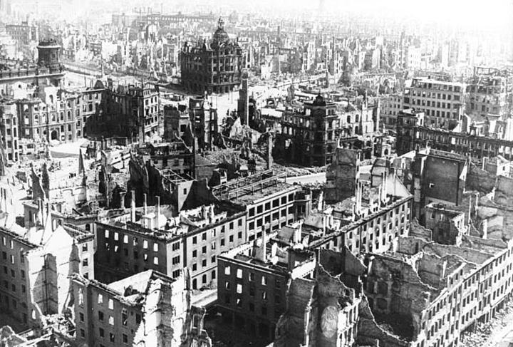 Blick vom Rathausturm auf das zerstörte Dresden 1945
