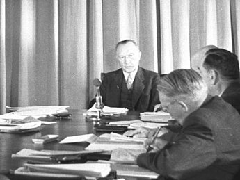 Bundeskanzler Konrad Adenauer während einer Kabinettssitzung im Museum König in Bonn am 2. Oktober 1949. Mit am Tisch: Innenminister Gustav Heinemann.
