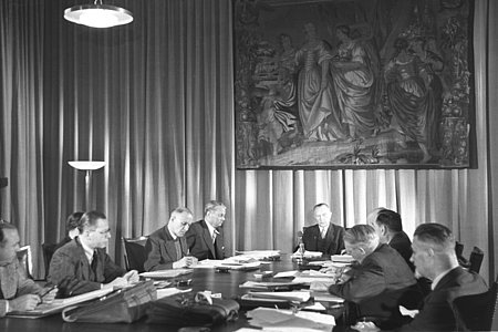 Bundeskanzler Konrad Adenauer während einer Kabinettssitzung im Museum König in Bonn am 2. Oktober 1949. Mit am Tisch: Innenminister Gustav Heinemann.