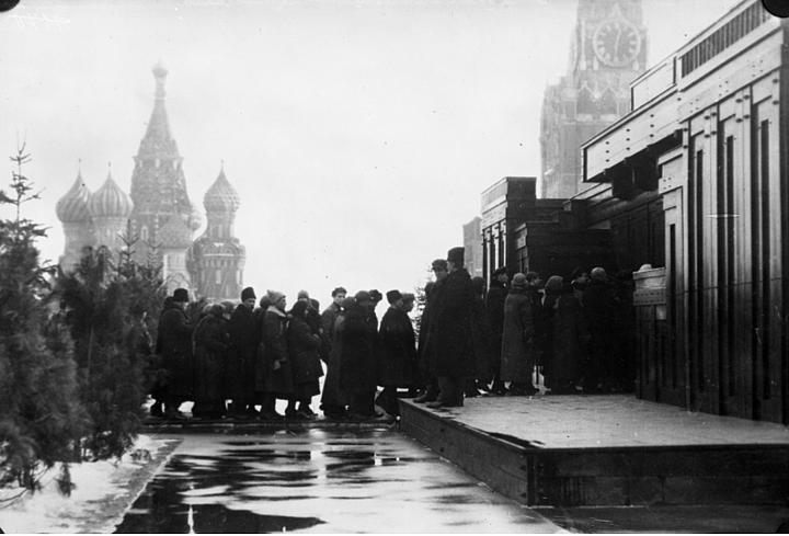  Menschenschlange vor dem Lenin-Mausoleum auf dem Roten Platz, März 1925