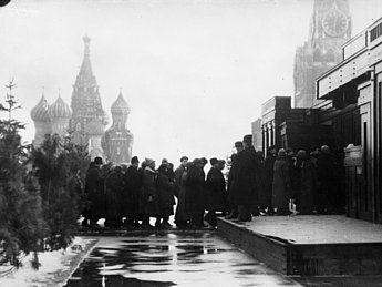 Menschenschlange vor dem Lenin-Mausoleum auf dem Roten Platz, März 1925