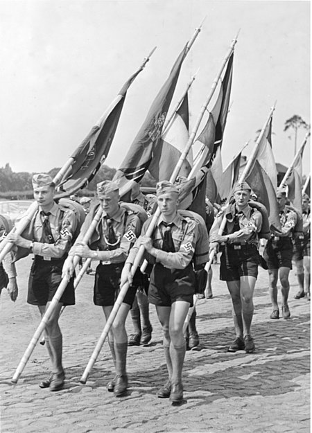 Angehörige der Hitlerjugend auf dem Weg zum Reichsparteitag in Nürnberg, um 1938