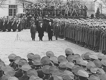 Bundeskanzler Konrad Adenauer besucht die neu gegründete deutsche Bundeswehr